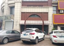 小区门口旁纯一层商铺，单价8800，户型方正，门口有停车位，车场停车方便