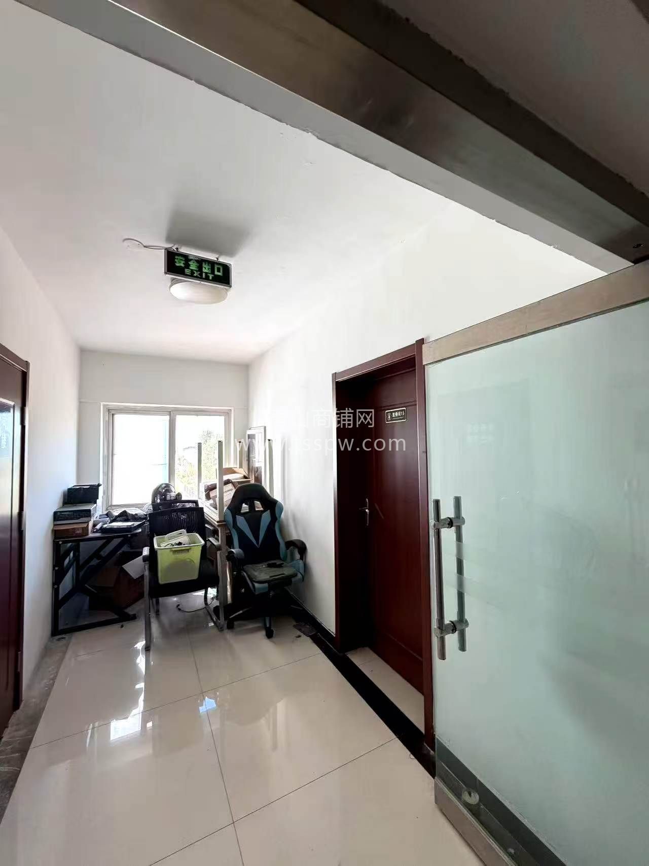 建设路旁办公室出租，13个房间， 9万/...