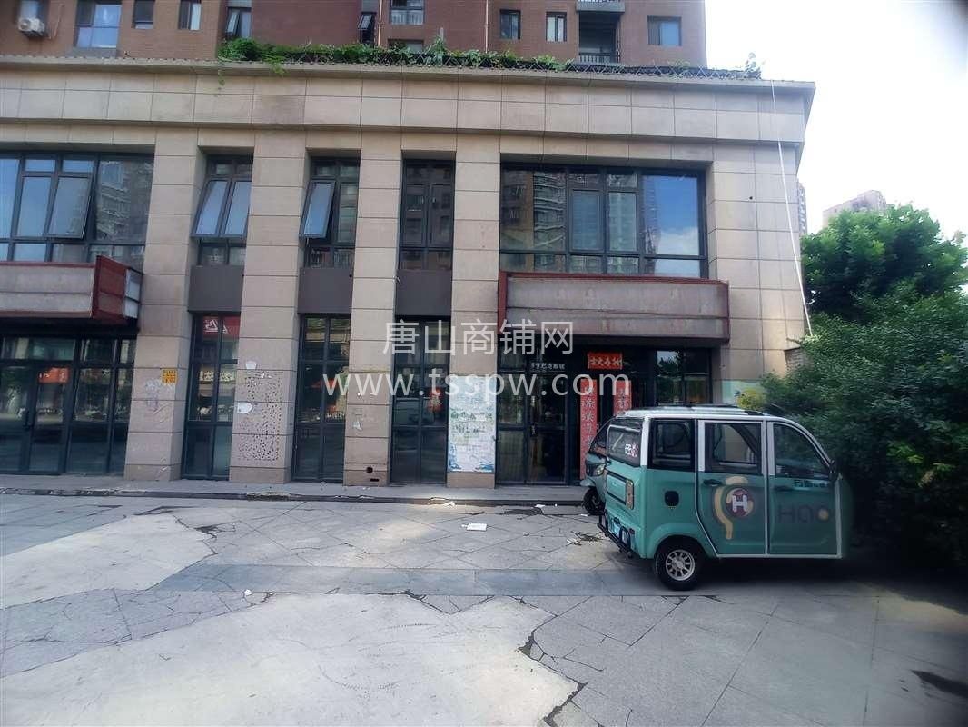 小区门口临街商铺出租，上下两层，之前做的...